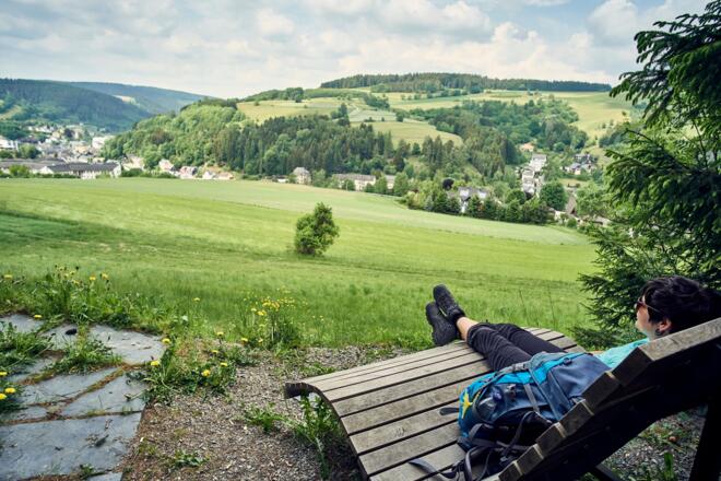 Blick auf Ludwigsstadt von einer Liegebank am FrankenwaldSteig