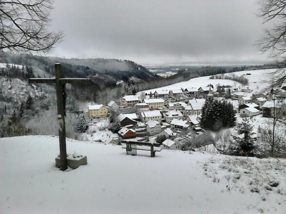 Blick von der Traischel auf Wartenfels im Winter