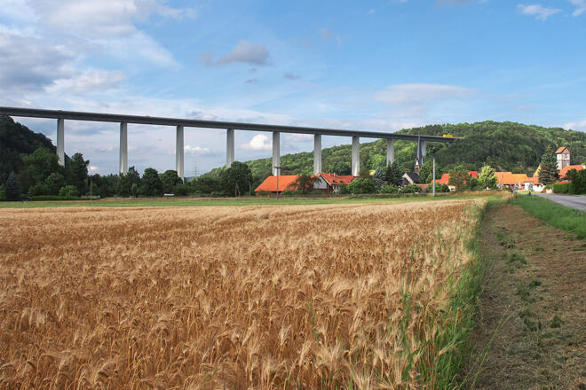 Blick von der Rennsteigstraße nach Hörschel mit der Autobahnbrücke über die Werra