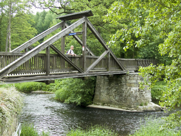Auf der Selbitzbrücke in Blankenstein wirft man seinen Stein in den Fluss.