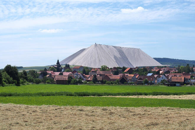 Dankmarshausen, im Hintergrund der Monte Kali bei Heringen (Hessen)