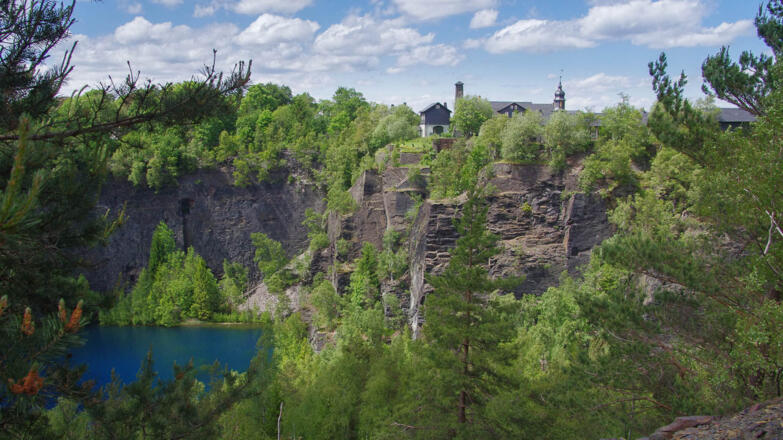 Alte Schächte im Tagebau des Schieferbruchs