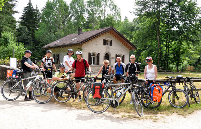 Radelgruppe mit Schleusenhäuschen am Alten Kanal