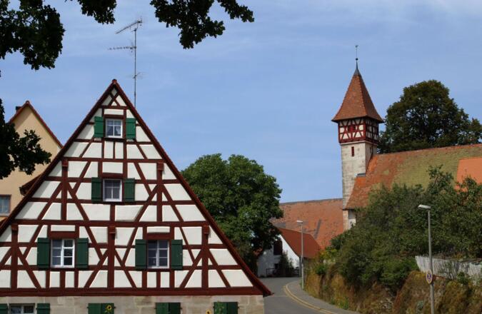 Kirche mit Fachwerk-Turm in Penzenhofen