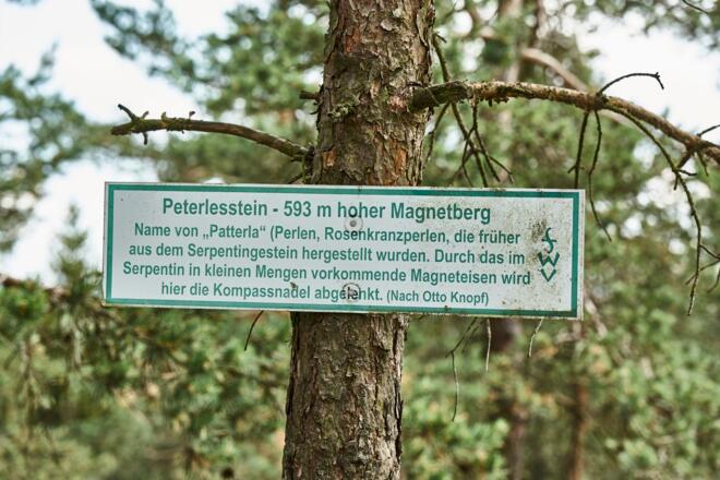 Info-Schild auf dem Peterlesstein