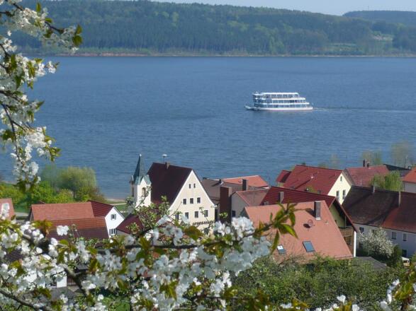 MS Brombachsee mit Kirschblüte