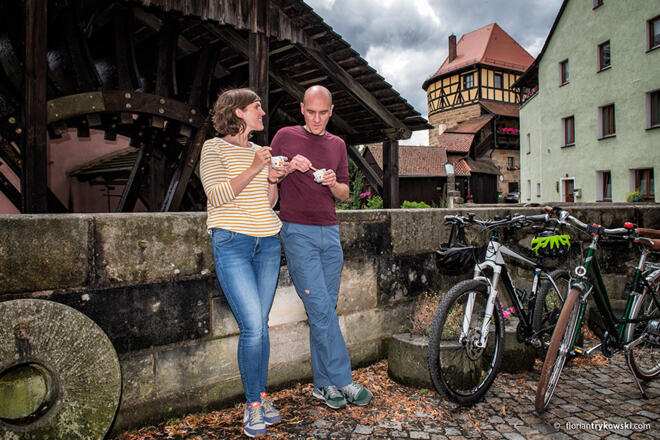 Eis essen am Mühlrad in Lauf
