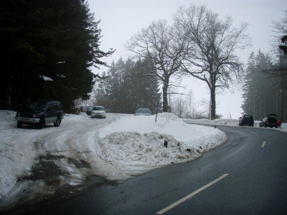 geräumter aber nicht gestreuter Schotterparkplatz