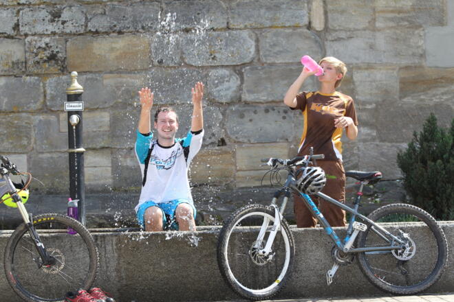 Erfrischung am Trinkwasserbrunnen Ottensoos