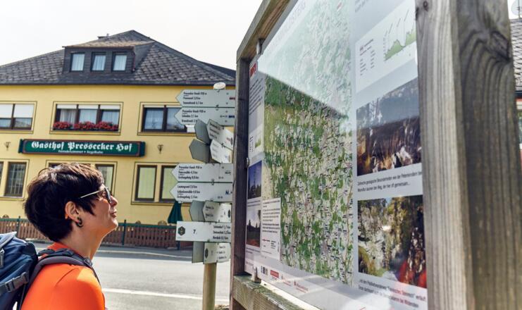Am Startpunkt der Etappe auf dem Marktplatz in Presseck