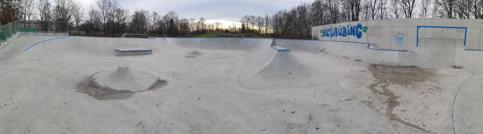 Zwei Mini Ramps geteilt durch Spine Wobble