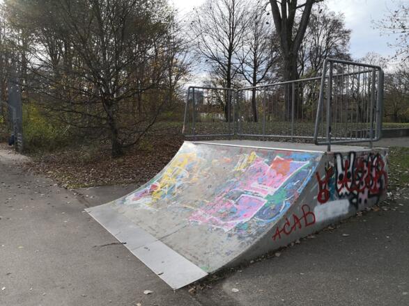 Quarterpipe und Plattform