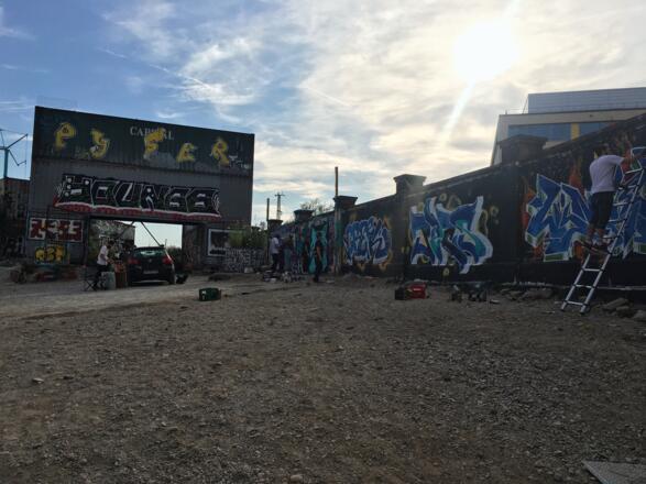 Graffiti Mauer für Sprayer und Container Eingang zum Bahnwärter Thiel