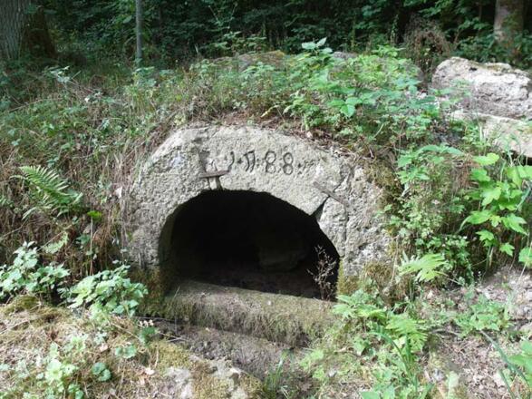 Eine Quellfassung mitten im Wald zeugt von der früheren Siedlung Schönstheim.