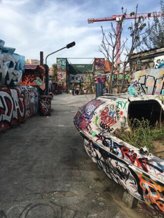 Stillgelegtes bespraytes Motorboot 