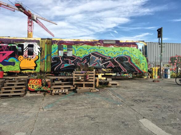 Besprayter alter Zugwagon 