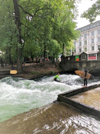 Die Surfer am Eisbach zeigen ihr Können
