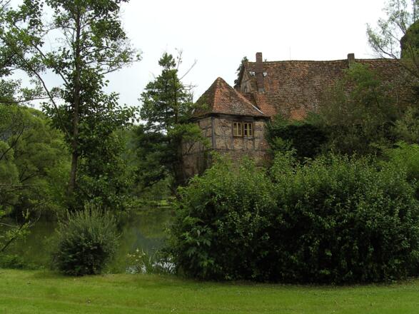 Die Wasserburg stammt aus dem 10. Jh.