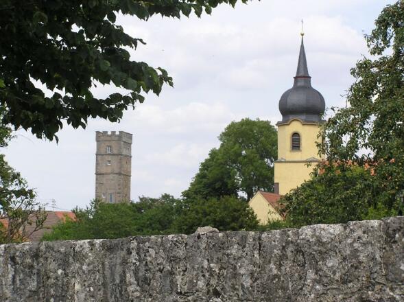 Burg- und Kirchturm hinter der Stadtmauer in Aub