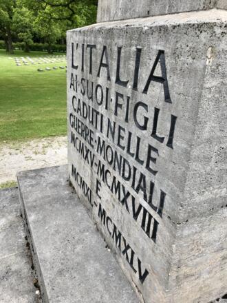 Inschrift Obelisk: Italien für seine gefallenen Söhne der beiden Weltkriege