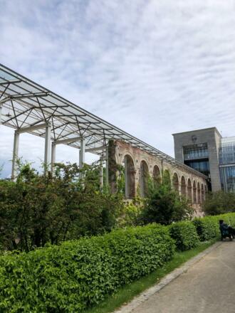 Das bewachsende Hofgartenbrunnwerk als Anbau an die bayerische Staatskanzlei