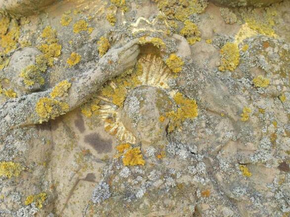 Die Krönung einer heiter lächelnden Himmelskönigin ist auf einem Bildstock dargestellt.