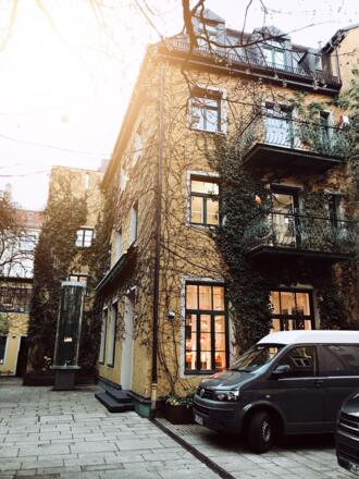 Der Showroom befindet sich im charmanten Innenhof