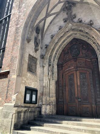 Der Eingang der Frauenkirche