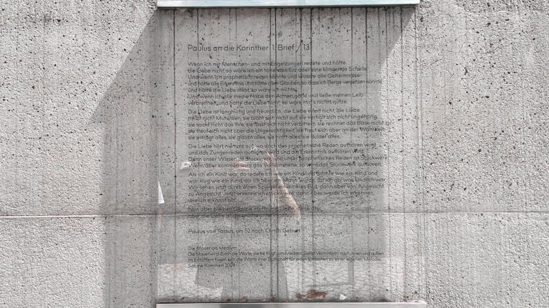Paulusbrief am Eingang der Pfarrei