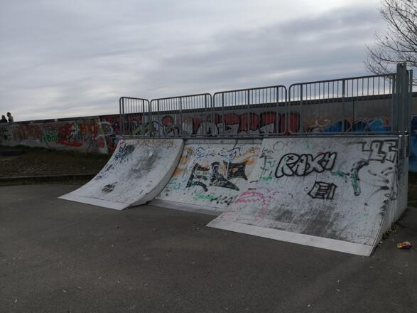 Doppelseitig Quaterpipe + Wallride + Plattform