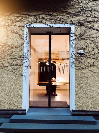 Warmes Licht im Eingangsbereich des Showrooms