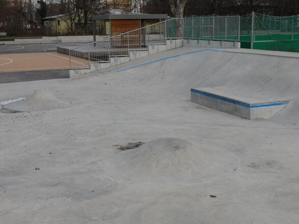 China Bank mit Curb und 2 kleine Vulcanos 