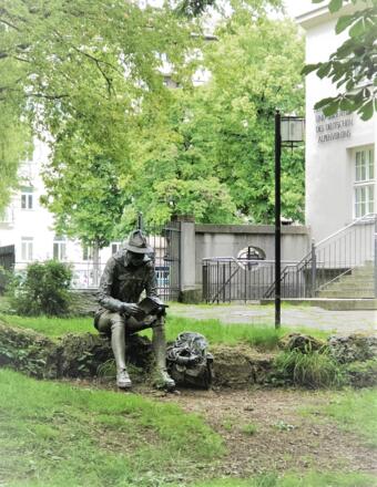 Die Statue des Wanderers rastet ebenfalls im Museumsgarten