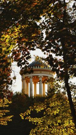 Englischer Garten Monopteros im Herbst Blätter enger Rahmen Hochformat
