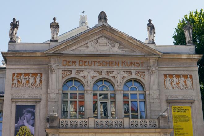 Detailaufnahme der Museumsfassade Villa Stuck