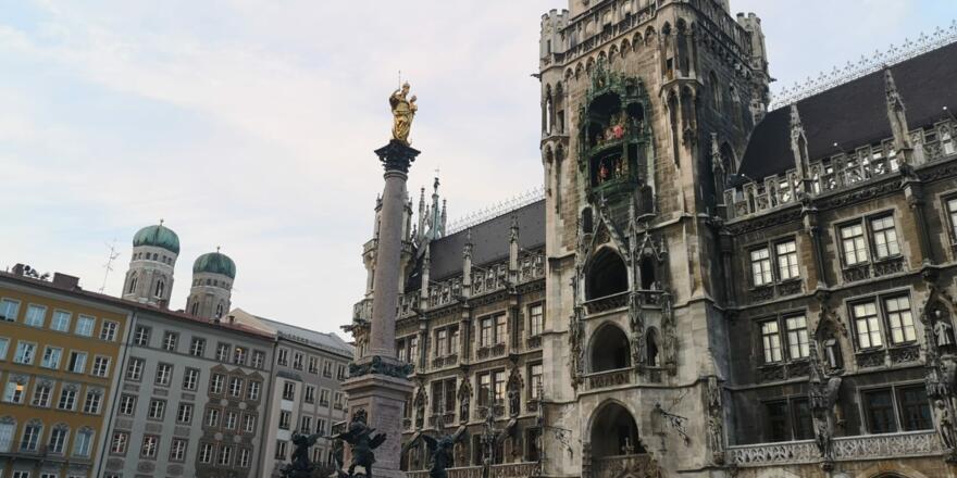 Rathaus und Mariensäule