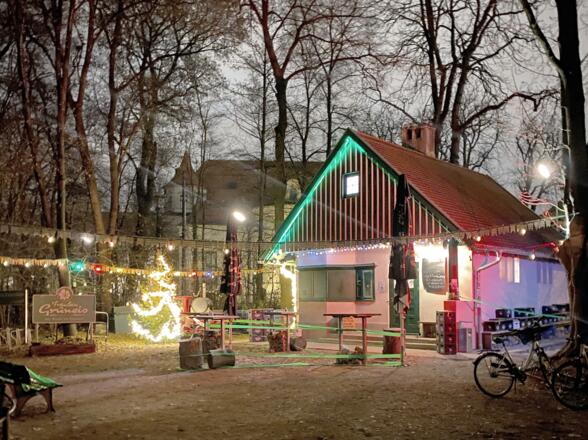 Fräulein Grüneis mit Weihnachtsdeko