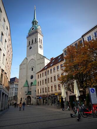 Blick auf den Kirchturm der Pfarrkirche St. Peter
