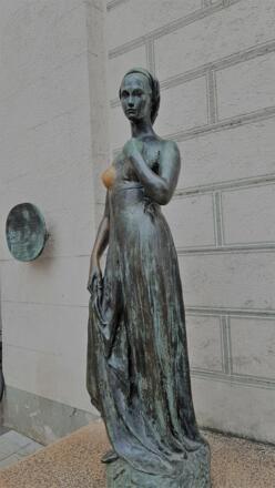 Julia Capulet Statue 