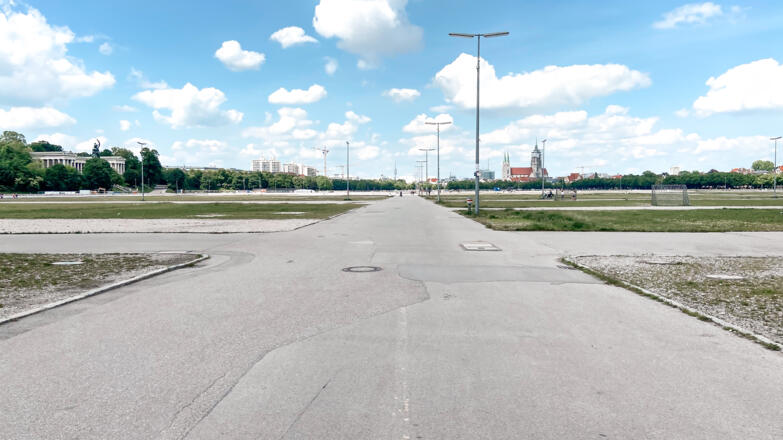 Theresienwiese mit Blick auf die Paulskirche und die Bavaria mit der Ruhmeshalle