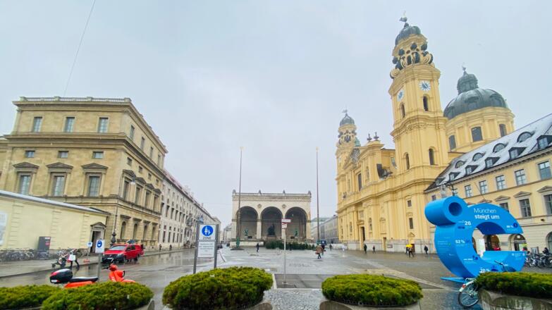 Odeonsplatz mit Feldherrenhalle und Theatinerkirche