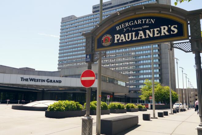 Eingang Paulaner Wirtshaus im The Westin Grand