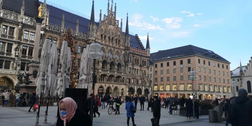 Rathaus und Mariensäule
