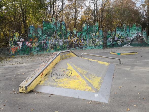 Pyra mit Ledge und round Rail