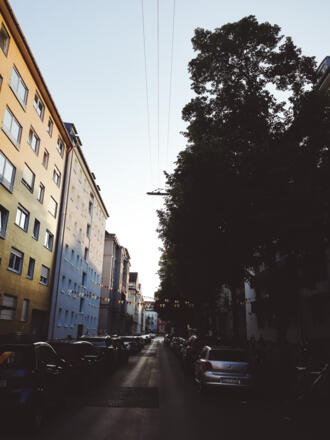 Die Ainmillerstraße im Abendlicht