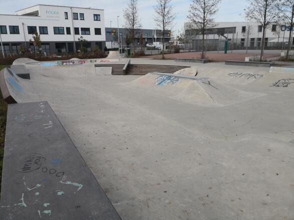 Pyramid in der Mitte des Skateparks + 2 x Bank with Curbs + Street Wallride