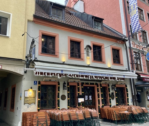 Das Bratwurstglöckl von Vorne