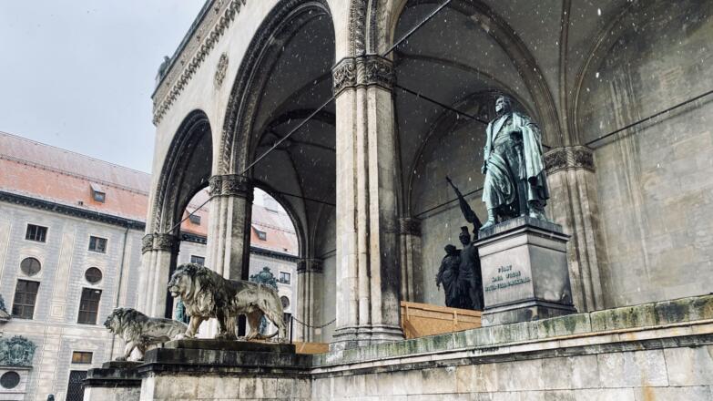 Feldherrenhalle mit Denkmälern und Löwenfiguren