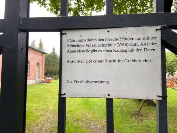 Schild am alten jüdischen Friedhof