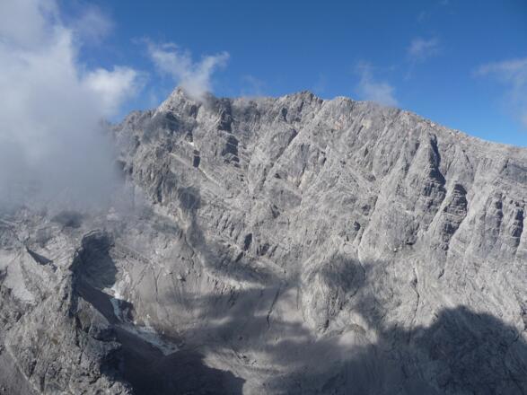 Watzmann-Mittelspitze und Hocheck über dem Kar. Links der Bildmitte das markante Wiederband